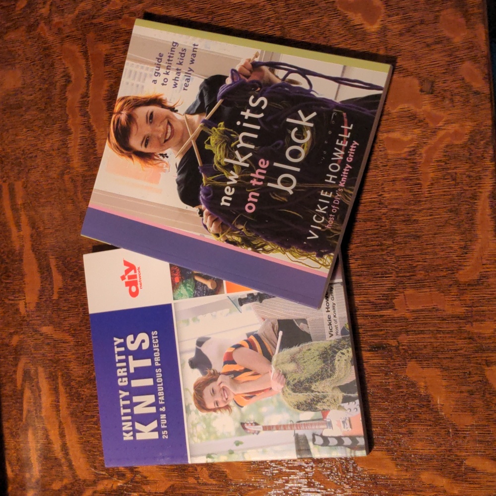 NWT! Set of 2 Knitting Books by Vickie Howell host of DIY's Knitty Gritty
